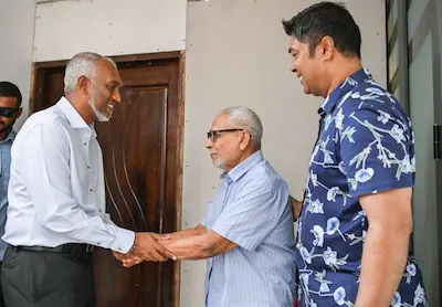 ރައީސް ޑރ މުއިއްޒު ހެންވޭރުދެކުނު ދާއިރާގެ ދޮރުންދޮރަށް ހިންގަވައި ރައްޔިތުންނާ ބައްދަލުކުރައްވައިފި