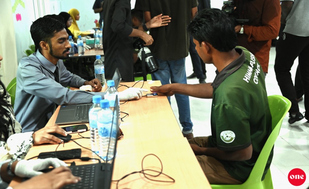 ބިދޭސީން ގަވައިދަށް ފައްތަން ފަށައިފި، ފޮޓޯ އާއި ފިންގަޕްރިންޓް ވެސް ނަގާނެ