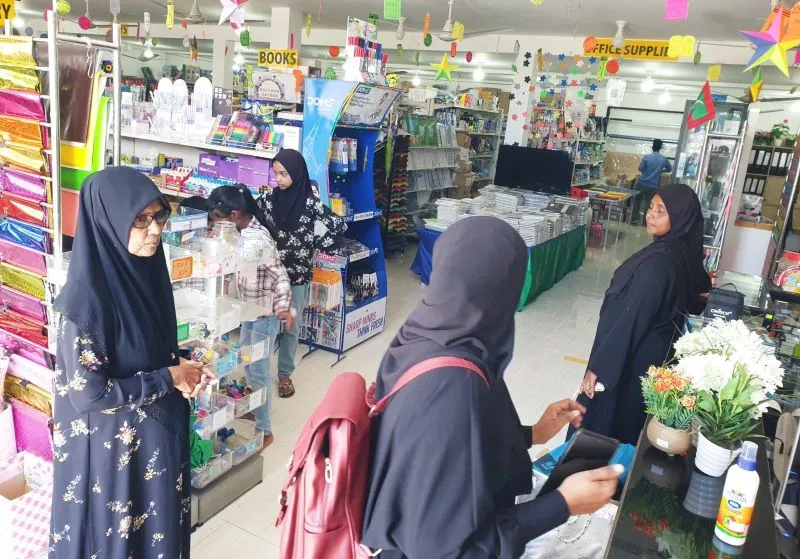 މެލޭޝިއާގެ “ޖެކެޓްނެޓް ބޫކް”ގެ މޮޅު ސުކޫލު ފޮތްތައް މިފަހަރު އަޝްރަފީގެ ބުކްޝޮޕްތަކުން!