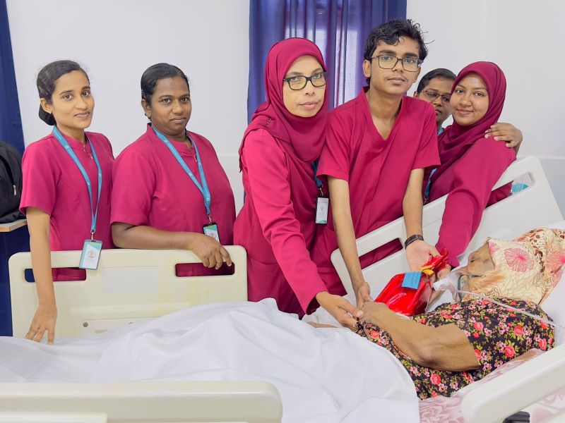 ގޭގައި އެނދުމަތިވެފައި ތިބި ބަލިމީހުން ކައިރިޔަށް ކުރި ޒިޔާރަތް: ގައްދޫ ނަރުހުންގެ އޯގާތެރިކަމުގެ ނަމޫނާއެއް!