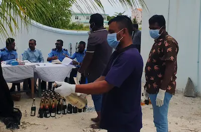 ނޫސްވެރިންގެ ކުރިމަތީގައި ގދ ޕޮލިސް ސްޓޭޝަންގެ ބެލުމުގެ ދަށުގައި ހުރި ގިނަ އަދަދެއްގެ ބަނގުރާފުޅި ތަކެއް ނައްތާލައިފި