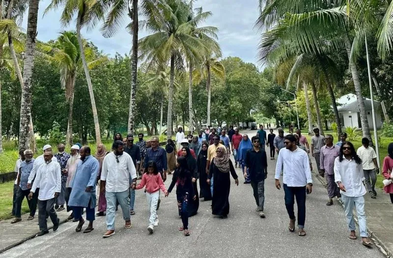 ތިނަދޫ ދެކެނު ދާއިރާގެ އިންތިހާބީ މެމްބަރު އަލްސަންގެ ފުރަތަމަ ދަތުރު, ދާއިރާއިން ހޫނު މަރުހަބާއެއް