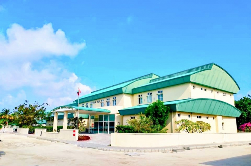 ކަރަންޓުގައި ޖެހުނު 18 އަހަރުގެ ކުއްޖާ ވެންޓިލޭޓަރުގައި