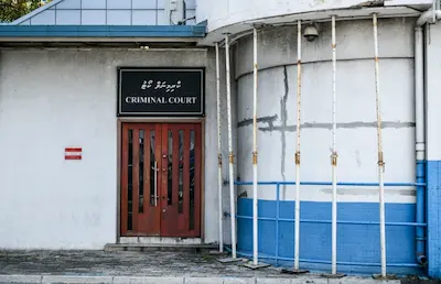 ބްލެކްމެއިލްކޮށް ފޭރުމުގެ ތުހުމަތުގައި ހައްޔަރުކުރި ބައެއްގެ އަތުން ފެނުނު ފޯނެއްގައި ގިނަ ބައެއްގެ ބަރަހަނާ ފޮޓޯ