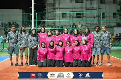 ވާދަވެރި މެޗަކަށްފަހު ކުއީން ބީސް ފަހަތަށް ޖައްސާލައި ފިޓް ފެމިނައިނުން ފުރަތަމަ މޮޅު ހޯދައިފި