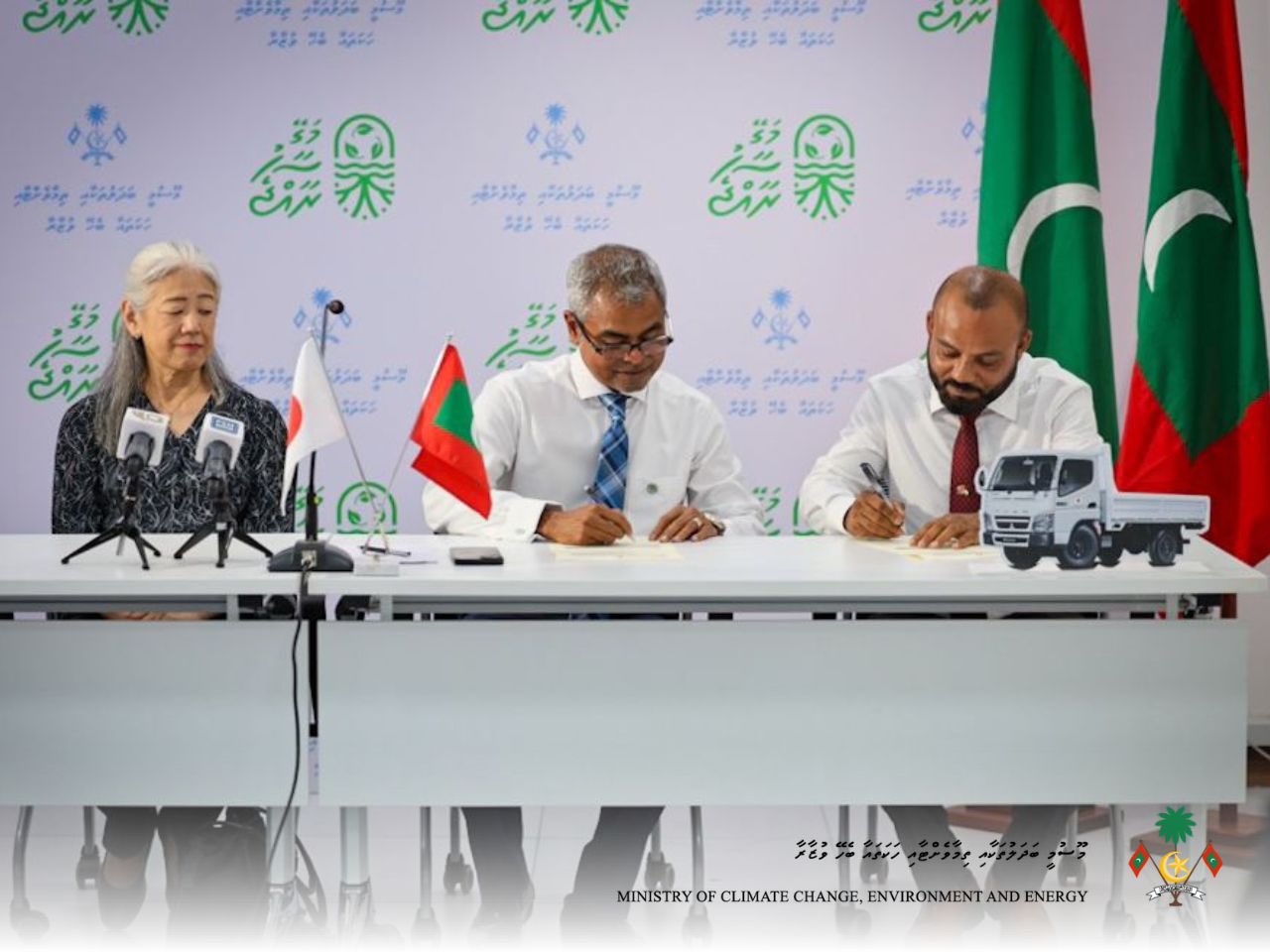 ޖަޕާނު ސަރުކާރުގެ ހިލޭ އެހީގެ ދަށުން ކުނި އުކާލާ އިތުރު 30 ވެހިކަލް ކައުންސިލްތަކަށް