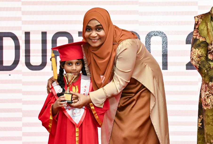 ކުދިން ތަރުބިއްޔަތު ކުރުމުގައި އެ ކުދިންނާ ގުޅުން ބަދަހިކުރުން މުހިންމު: މެޑަމް ސާޖިދާ