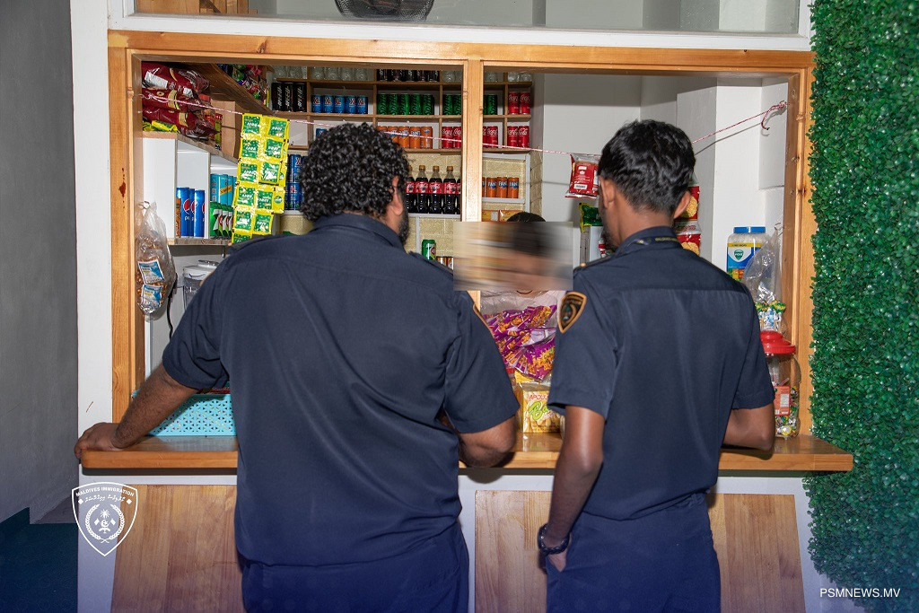 ފުޅާ ދާއިރާއެއްގައި ކޮފީ ޝޮޕްތަކެއް ހިންގަމުންއައި ބިދޭސީއަކު ހައްޔަރުކޮށްފި