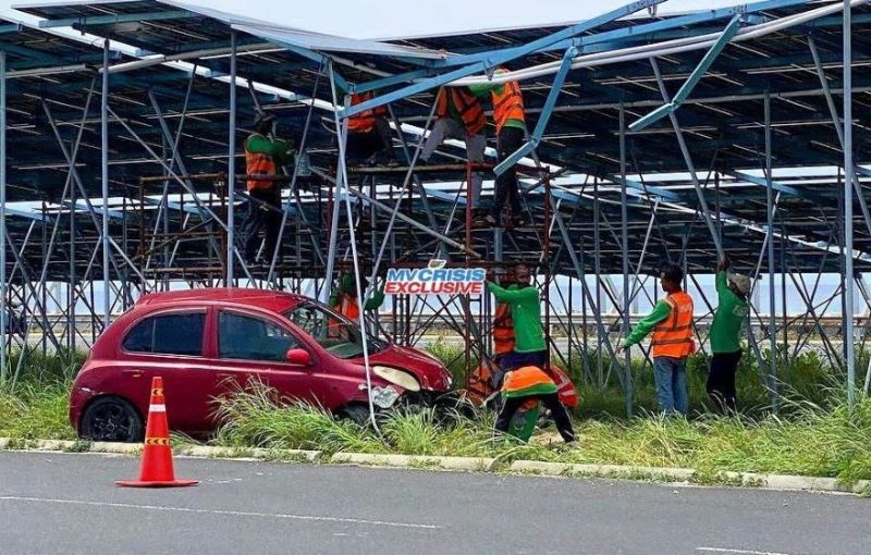 ހައިވޭގައި ދުއްވަމުންދިޔަ ކާރެއް ސޯލާ ޕެނަލްތަކުގައި ޖެހި އެކްސިޑެންޓެއް ހިނގައިފި