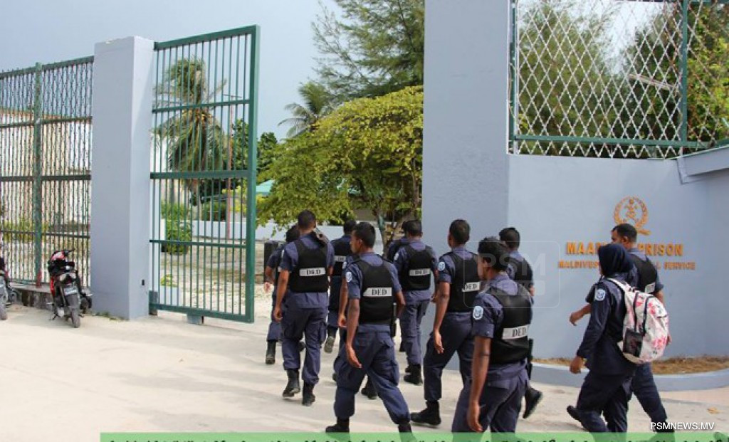 ގައިދީންނަށް ފޯނު ފޯރުކޮށްދޭ ކަރެކްޝަން އޮފިސަރަކު ގިނަ އަދަދެއްގެ ފޯނުތަކަކާއެކު ހައްޔަރުކޮށްފި