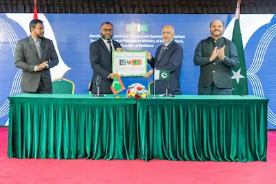 ޕާކިސްތާނުން އިސްލާމިކް މިނިސްޓަރީ އަށް ކޮމްޕިއުޓަރ ތަކަކާއި ލެޕްޓޮޕްތަކެއް ހަދިޔާ ކޮށްފި
