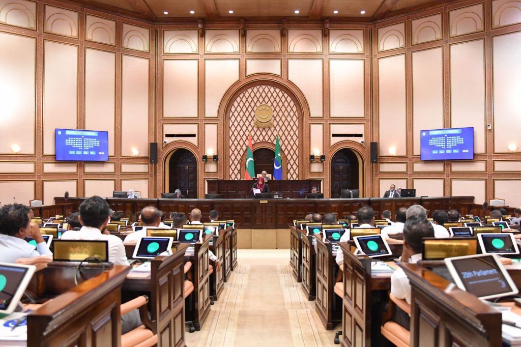 ވިހިވަނަ މަޖިލިސް ތަފާތަކާއެކު ދެއްކި ފުރިހަމަ ނަމޫނާ: ނަމާދު ވަގުތު ވަނުމާއެކު އިވުނީ ބަންގީގެ އަޑު
