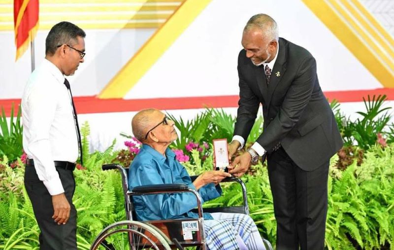 ދިވެހި ދައުލަތަށް ދިގު މުއްދަތަށް ޚިދުމަތް ކުރެއްވި 138 ބޭފުޅަކަށް ރައީސް ޝަރަފުގެ ބެޖާއި އައްޑަނަ ދެއްވައިފި