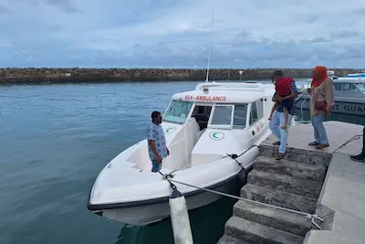 ފުވައްމުލަކުގައި ހާލު ދެރަވި ކުއްޖަކު އެމްއެންޑީއެފްގެ އެހީގައި އައްޑޫ އެކުއަޓޯރިއަލް ހޮސްޕިޓަލަށް ގެންގޮސްފި