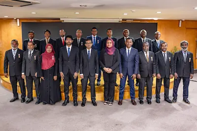 ގައުމީ އިނާމް ސްޓެލްކޯގެ 16 މުވައްޒަފަކަށް، ރަތްދޫލައިގެ ހޫނު މަރުހަބާއެއް!