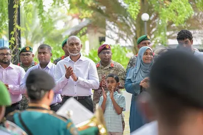 މިނިވަންދުވަހުގެ މުނާސަބާގައި ބޭއްވި ޝަރަފުގެ ހިނގާލުން ބައްލަވާލައްވަން ރައީސްގެ ދެކަނބަލުން ވަޑައިގެންފި