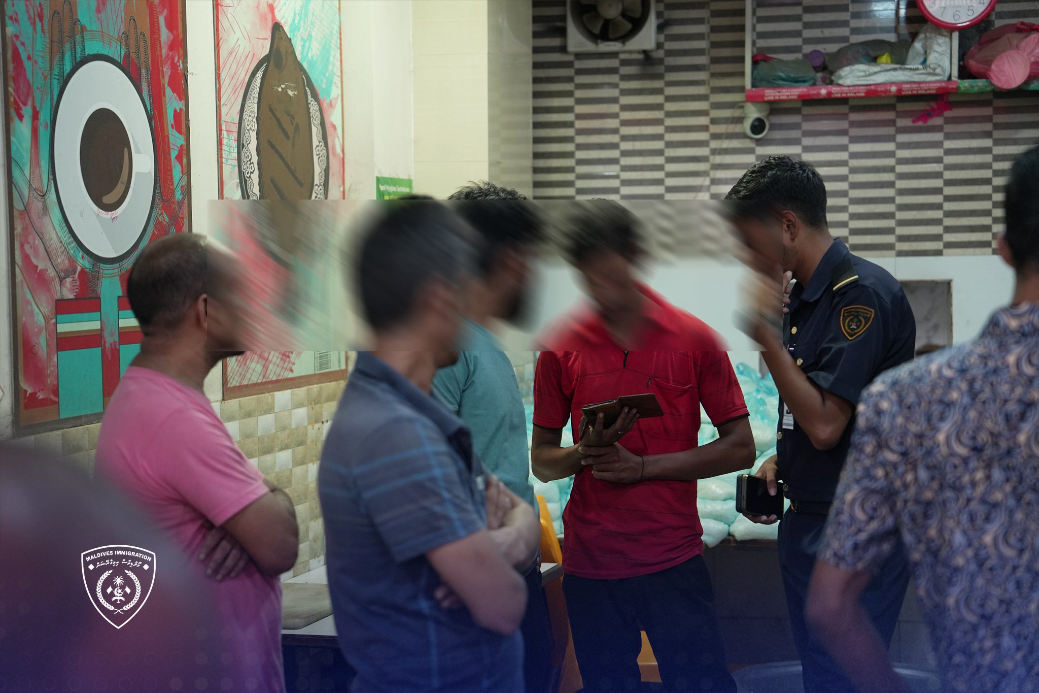 އަނެއްކާވެސް 4ބިދޭސީއަކު އިމިގްރޭޝަންގެ ބެލުމުގެ ދަށަށް; މިފަހަރު ކާބޯތަކެތީގެ ޑެލިވަރީ ކުރާ ބައެއް!