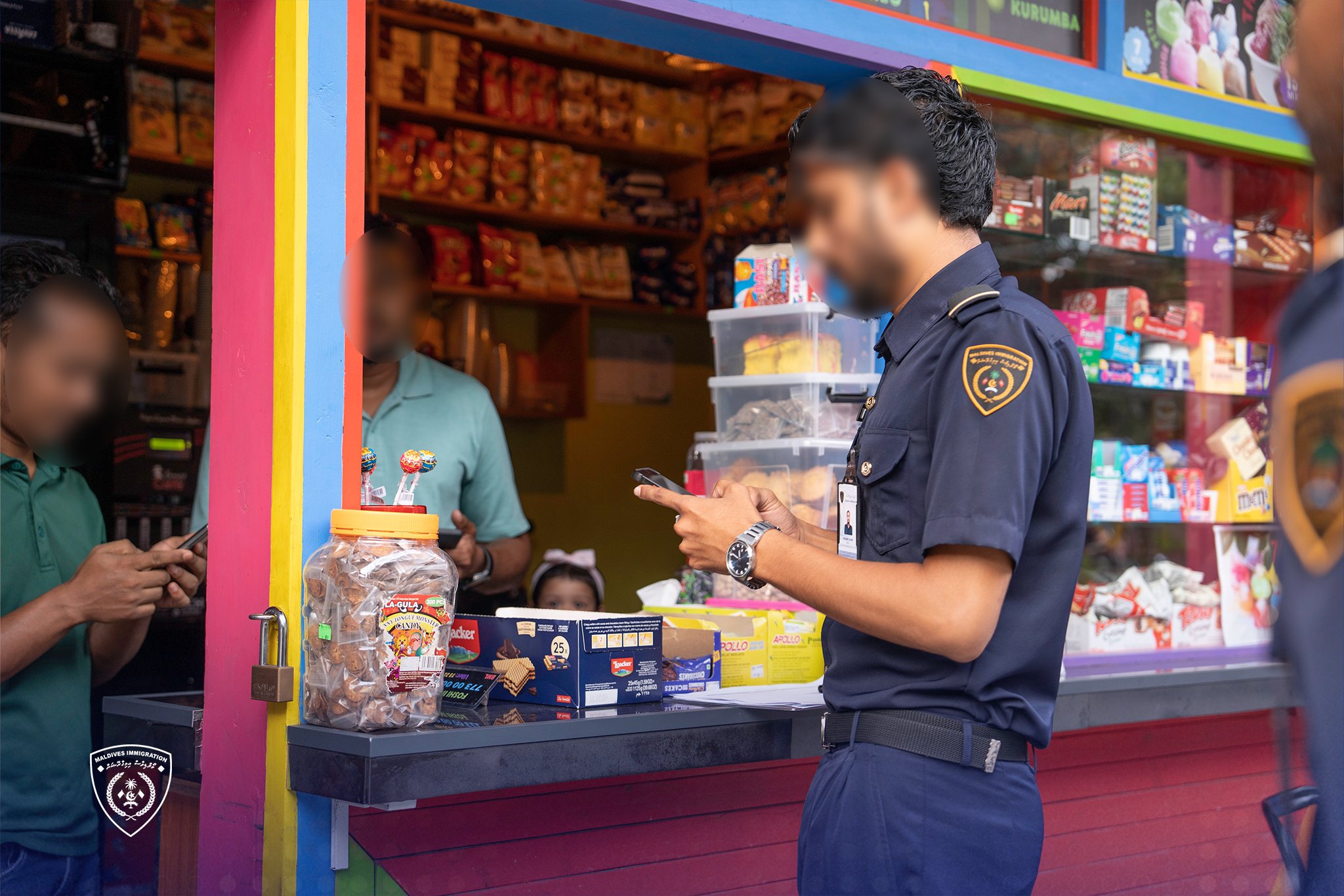 ޓޭކްއަވޭ 7 ފިހާރައެއް ބަލާ 4 ބިދޭސީން އިމިގްރޭޝަންގެ ބެލުމުގެ ދަށަށް