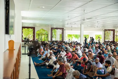 އިސްލާމީ މަރުކަޒުގައި ކުރާ ހުކުރު ނަމާދުގެ ލައިވްގައި އިނގިރޭސި ތަރުޖަމާ މިއަދުން ފެށިގެން އަރުވާނެ!