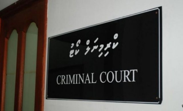 ސުކޫލަކަށް ވަދެ ޓީޗަރުންނަށް ބިރުދެއްކި ބެލެނިވެރިއަކު ހައްޔަރުކޮށް 30 ދުވަހަށް ބަންދުކޮށްފި