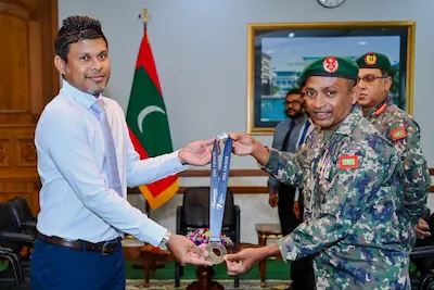 ނަސްރުﷲގެ 95 ވަނަ މެރެތަންގެ މެޑައްޔާއި ޖާޒީ ނައިބު ރައީސަަށް ހަދިޔާ ކުރައްވައިފި