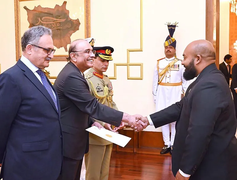 ރާއްޖެއިން ޕާކިސްތާނަށް ކަނޑައެޅުއްވި އާ ސަފީރަށް ސަފީރުކަމުގެ ފަތްކޮޅު އަރުއްވައިފި