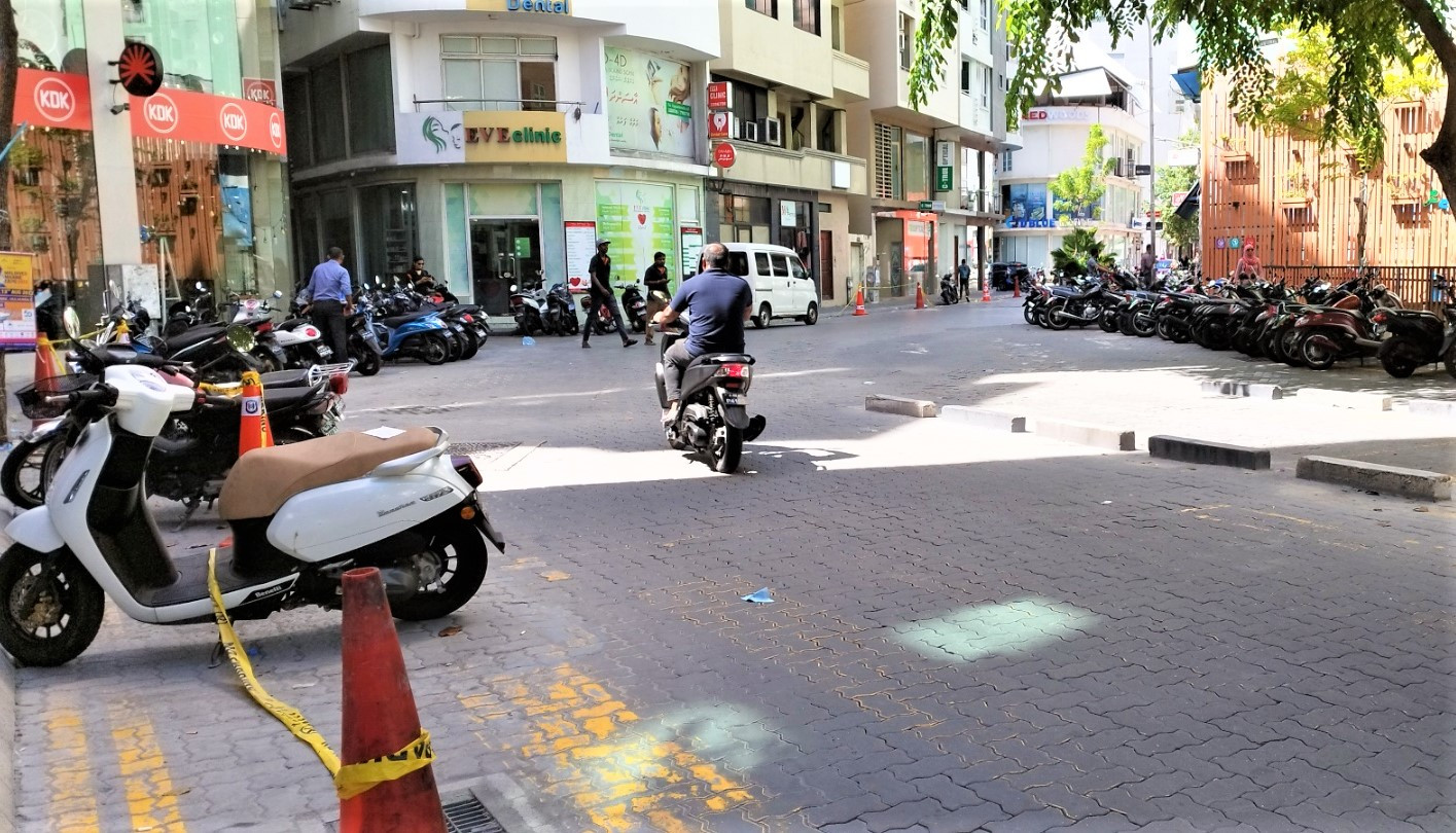ބައެއް މަގުތަކާއި ގޯޅިތަކުގެ ކަންމަތީގައި ޕާކުކުރާ އުޅަނދުތައް ޓޯކޮށް ފިޔަވަޅު އަޅަނީ