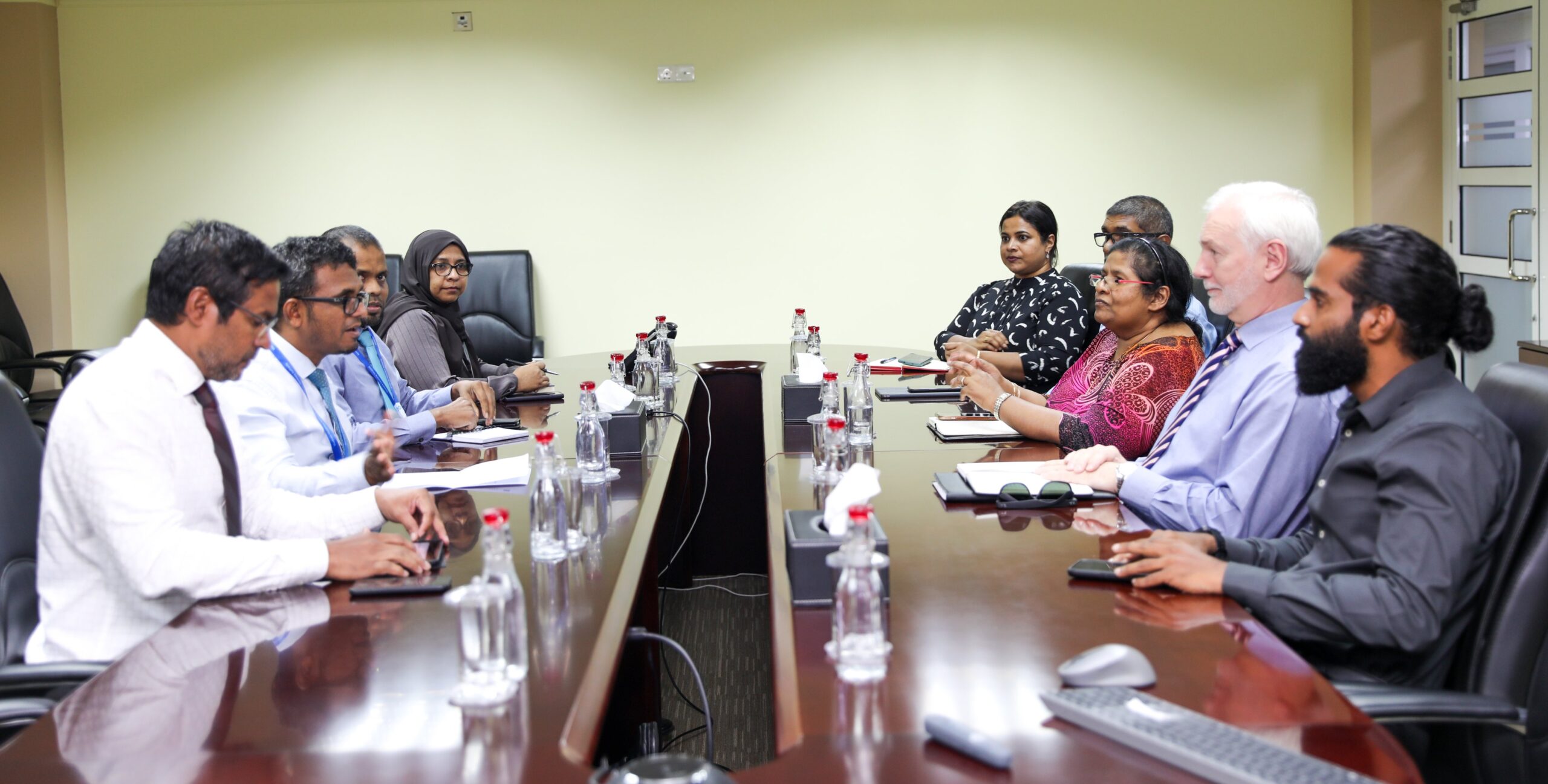 ގަވަރުނަރު މުނައްވަރު, ރާއްޖޭގެ ހުރިހާ ބޭންކުތަކުގެ ވެރިންނާ ބައްދަލު ކުރައްވައިފި