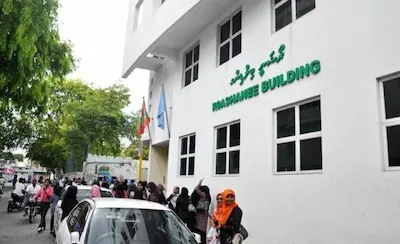 ބާރުތަކެއް ދިނުމަށްފަހު މޯލްޑިވްސް ފުޑް އެންޑް ޑްރަގް އޮތޯރިޓީ ރައީސް އުފައްދަވައިފި