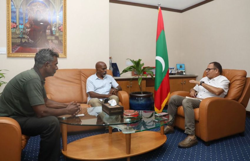 ކަރަންޓުގައި ޖެހިގެން ނިޔާވި އަތީކުގެ ބައްޕައާ ވަޒީރު އާދަމް ޝަރީފު ބައްދަލު ކުރައްވައިފި