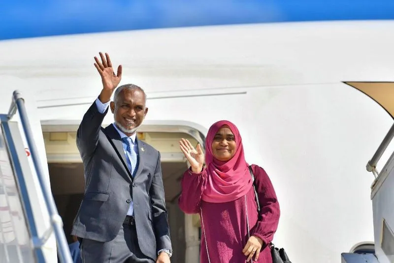 ރައީސްގެ ދެކަނބަލުން ސިންގަޕޫރަށް ފުރާވަޑައިގެންފި