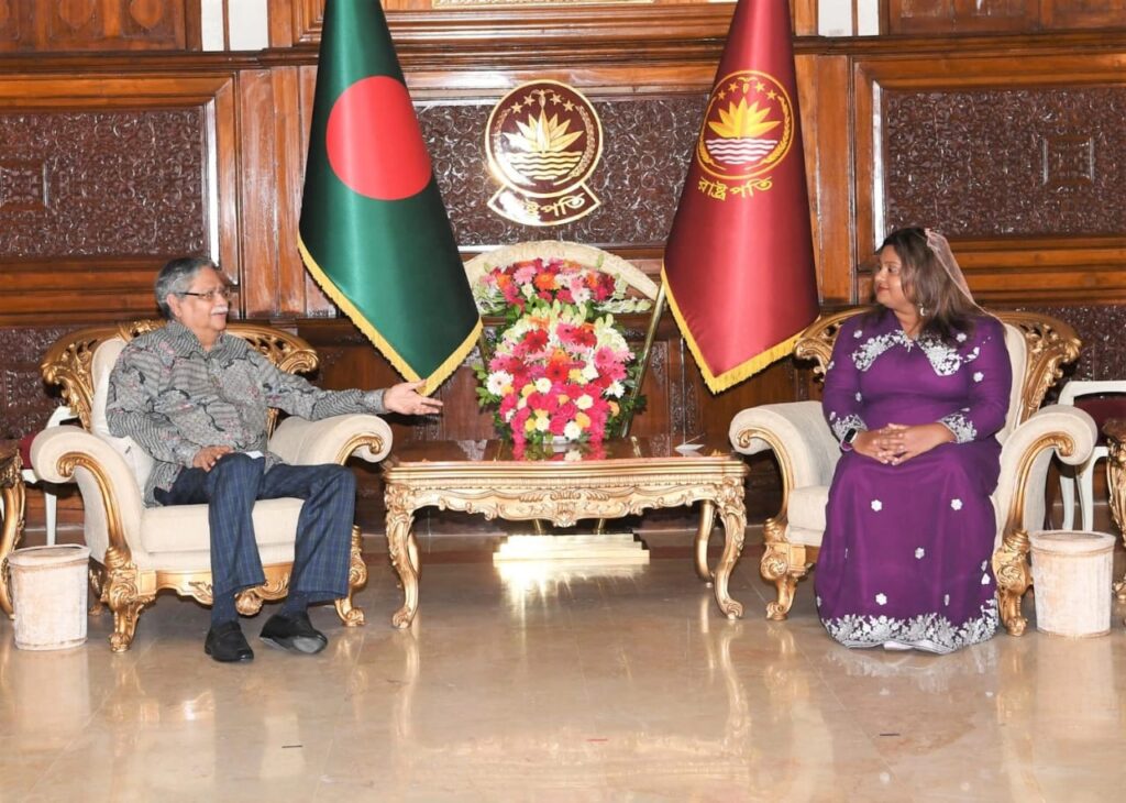 ސަފީރު ޝިއުނީންގެ ސަފީރުކަމުގެ ފަތްކޮޅު، ބަންގްލަދޭޝްގެ ރައީސަށް އަރުވައިފި