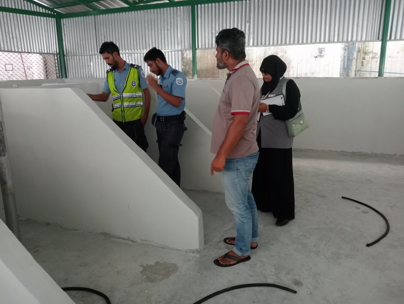 މާލޭގައި އަލަށް ހަދަމުންދާ މާރުކޭޓުގައި ހުރި ކޭބަލްތަކާއި ލައިޓުތައް ވަގަށް ނަގައިފި