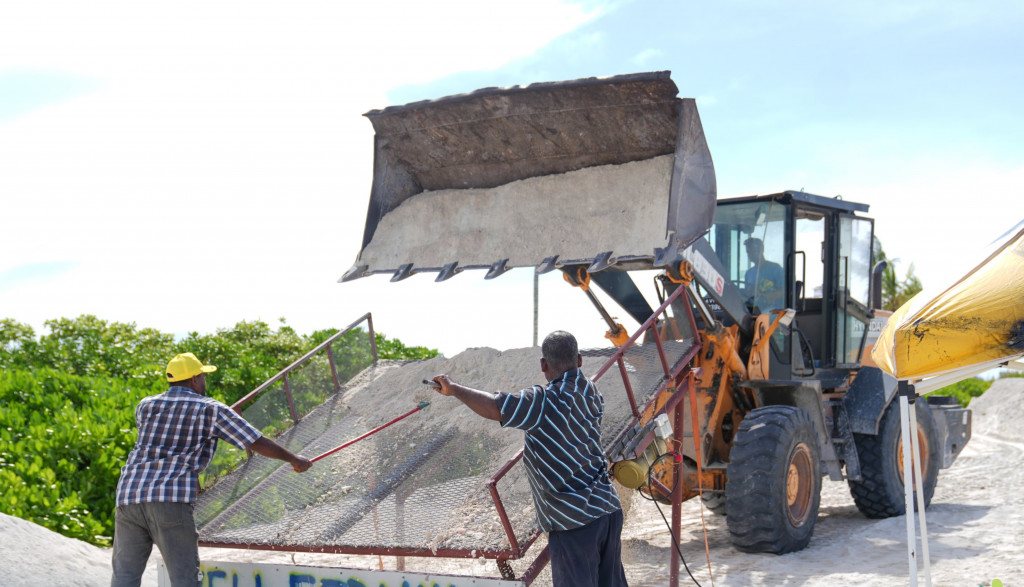 އައްޑޫގައި ފަތުރުވެރިންނަށް ހާއްސަ ބީޗެއް ތަރައްޤީކުރަނީ