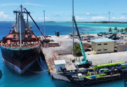 އިންޑިއާއިން 300 މެޓްރިކް ޓަނުގެ ކާގޯ ސީދާ އައްޑޫސިޓީ ހިތަދޫ ރީޖަނަލް ޕޯޓަށް