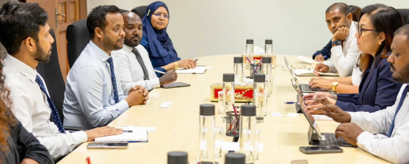 މަޝްރޫޢުތައް ކުރިއަށް ގެންދިއުމުގެ ޕްލޭންތަކާ ބެހޭގޮތުން އޭޑީބީ އާއެކު މިނިސްޓަރު މުއްތަލިބް މަޝްވަރާ ކުރައްވައިފި