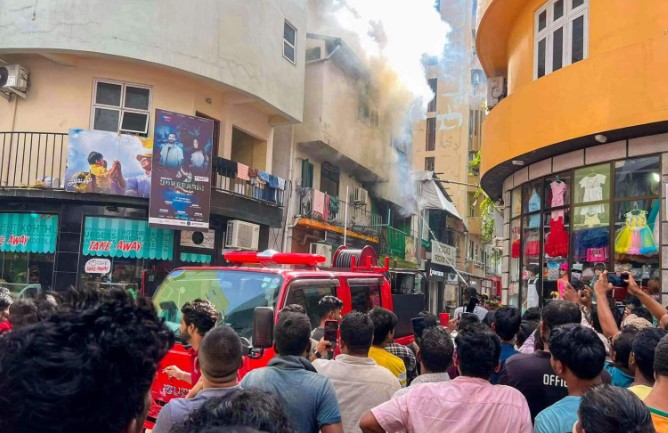 ގާމަގުކެފޭގައި ހިނގި އަލިފާނުގެ ހާދިސާ: އިމާރާތް ބޭނުން ނުކުރެވޭ ވަރަށް އަނދައި ދުމުގެ އަސަރުކުރި ދެމީހަކު ފަރުވާއަށް