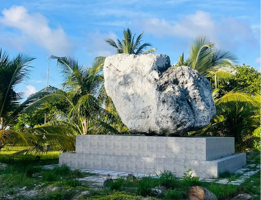 ބާވީސް ޓަނުގެ ހިރިގާ، އައްޑޫ ސިޓީގެ ހާއްސަަ މޮނިޔުމެންޓަކަށް