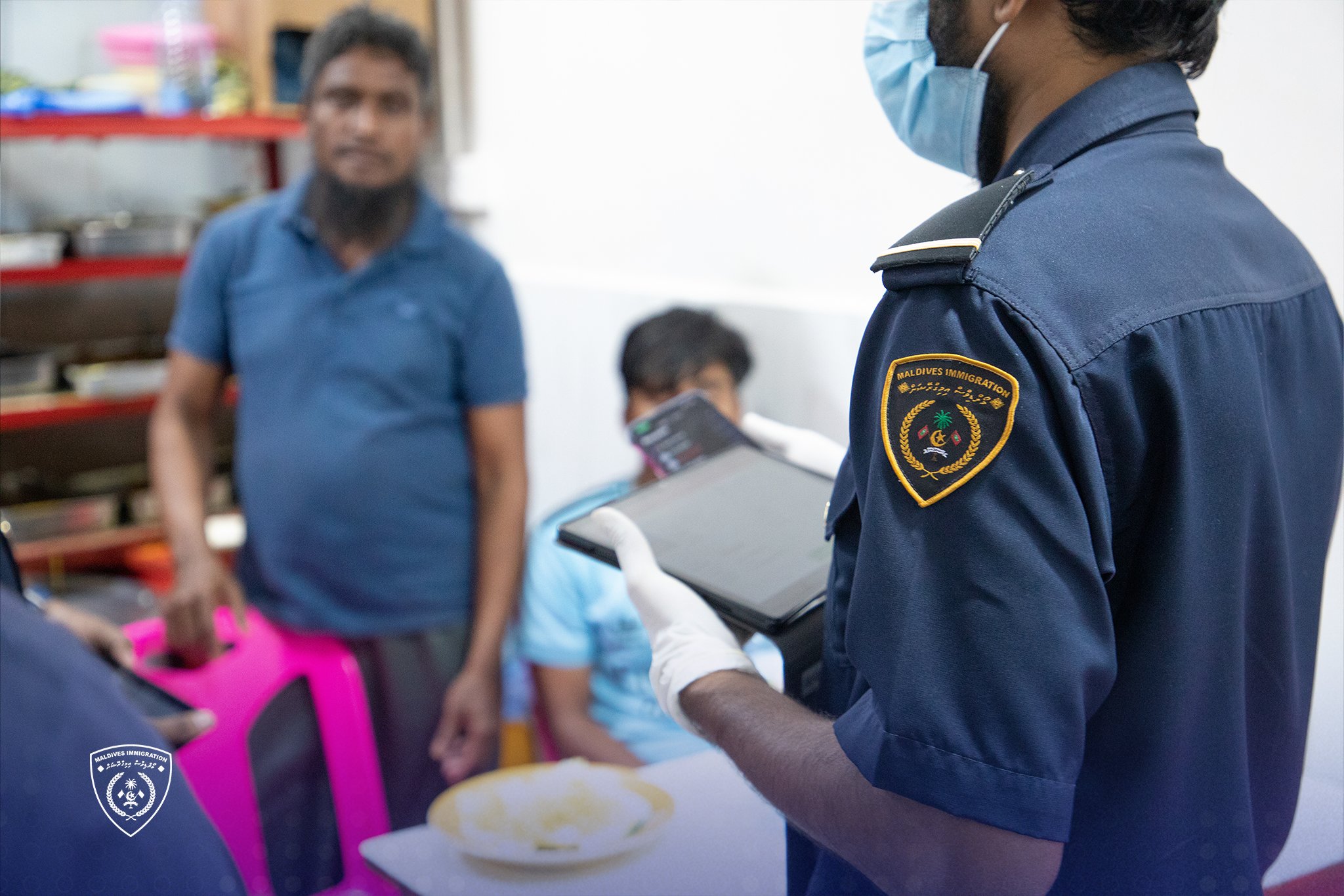 2 ގެއާއި 2 ހޮޓާ ފާސްކޮށް، ގަވާއިދާ ޚިލާފަށް އުޅެމުންދިޔަ 7 ބިދޭސީއަކު އިމިގްރޭޝަން ބެލުމުގެ ދަށަށް