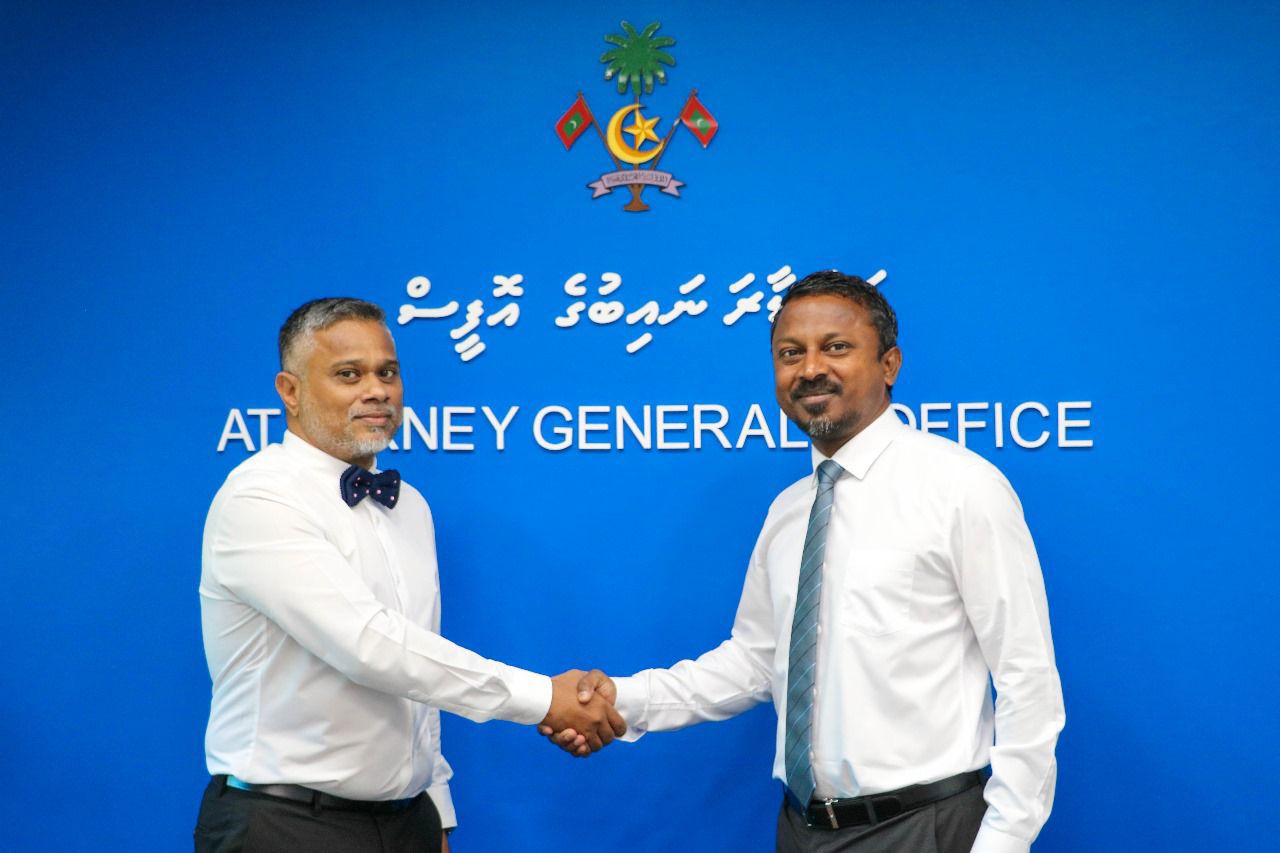ޕީޖީ އައްބާސް، ބަންޑާރަނައިބު އުޝާމް އާ ބައްދަލުކުރައްވައިފި