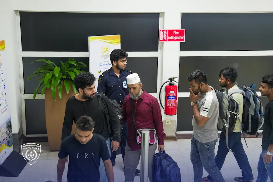 ގަވާއިދާ ޚިލާފަށް ރާއްޖޭގައި އުޅެމުންދިޔަ 30 ބިދޭސީއަކު ޑީޕޯޓުކޮށްލައިފި