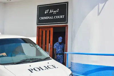 ފިރިހެނަކު ކޮޓަރިއަކަށް ގެންގޮސް ފޭރުމުގައި ބައިވެރިވި ފިރިހެންމީހާގެ ބަންދަށް އިތުރު 15 ދުވަސް