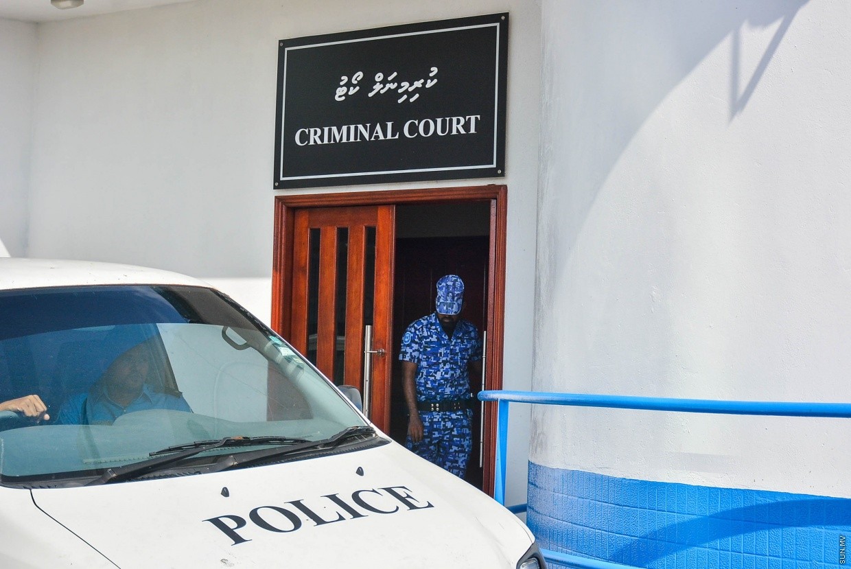 ފިރިހެނަކު ކޮޓަރިއަކަށް ގެންގޮސް ފޭރުމުގައި ބައިވެރިވި ފިރިހެންމީހާގެ ބަންދަށް އިތުރު 15 ދުވަސް