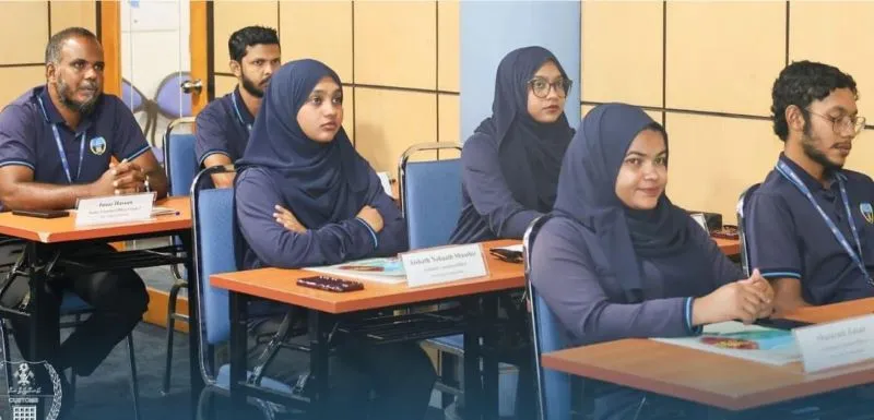 ކަސްޓަމްސްގެ މުވައްޒަފުން އެމްއެންޔޫގެ ކޯހަކުން ތަމްރީނުވާ ގޮތަށް ހަދަނީ