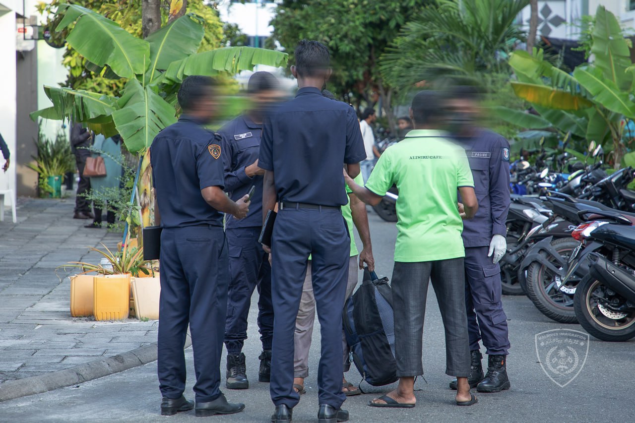 ކެފޭތަކެއް ބަލައި ފާސްކޮށް ބިދޭސީންތަކެއް އިމިގްރޭޝަންގެ ބެލުމުގެ ދަށަށް