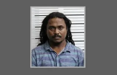 ސްކޫލަކަށް ވަދެ ޓީޗަރަށް ބިރު ދެއްކި މީހާ ބަންދުން ދޫކޮށްލައިފި