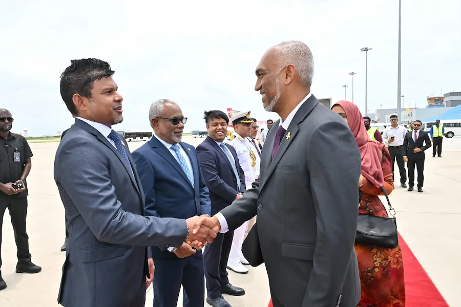 އިންޑިއާއަށް ކުރައްވާ ފުރަމާނަ ދަތުރުފުޅެއްގައި ރައީސްގެ ދެކަނބަލުން ފުރާވަޑައިގެންފި