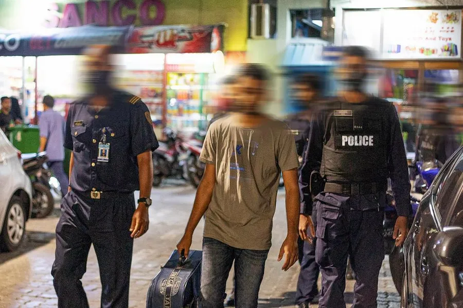 ކައުންޓަފީޓް ޕާސްޕޯޓް ބޭނުންކޮށްގެން ރާއްޖެ އެތެރެވާން އުޅުނު 16 މީހަކު ހުއްޓުވައިފި