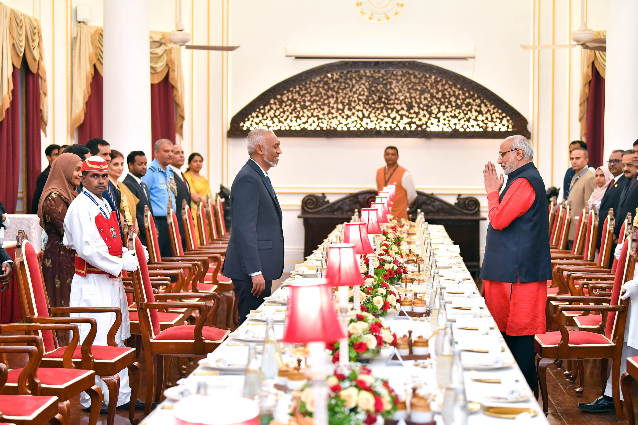 ރައީސުލްޖުމްހޫރިއްޔާގެ ދެކަނބަލުންގެ ޝަރަފުގައި މަހަރާޝްޓްރާގެ ގަވަރުނަރު ރޭގަނޑުގެ ފަރީއްކޮޅެއް ދެއްވައިފި