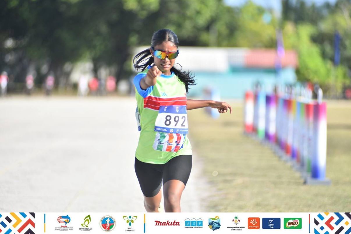މީޓް ރެކޯޑް ތަކާއިއެކު، މަކިޓާ ނެޝަނަލް ޖޫނިއަރ ޗެމްޕިއަންޝިޕް ފޯރިއާއި އެކު ކުރިއަށް
